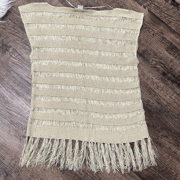 Beige sleeveless Top splits on the side - Picture 4 of 4